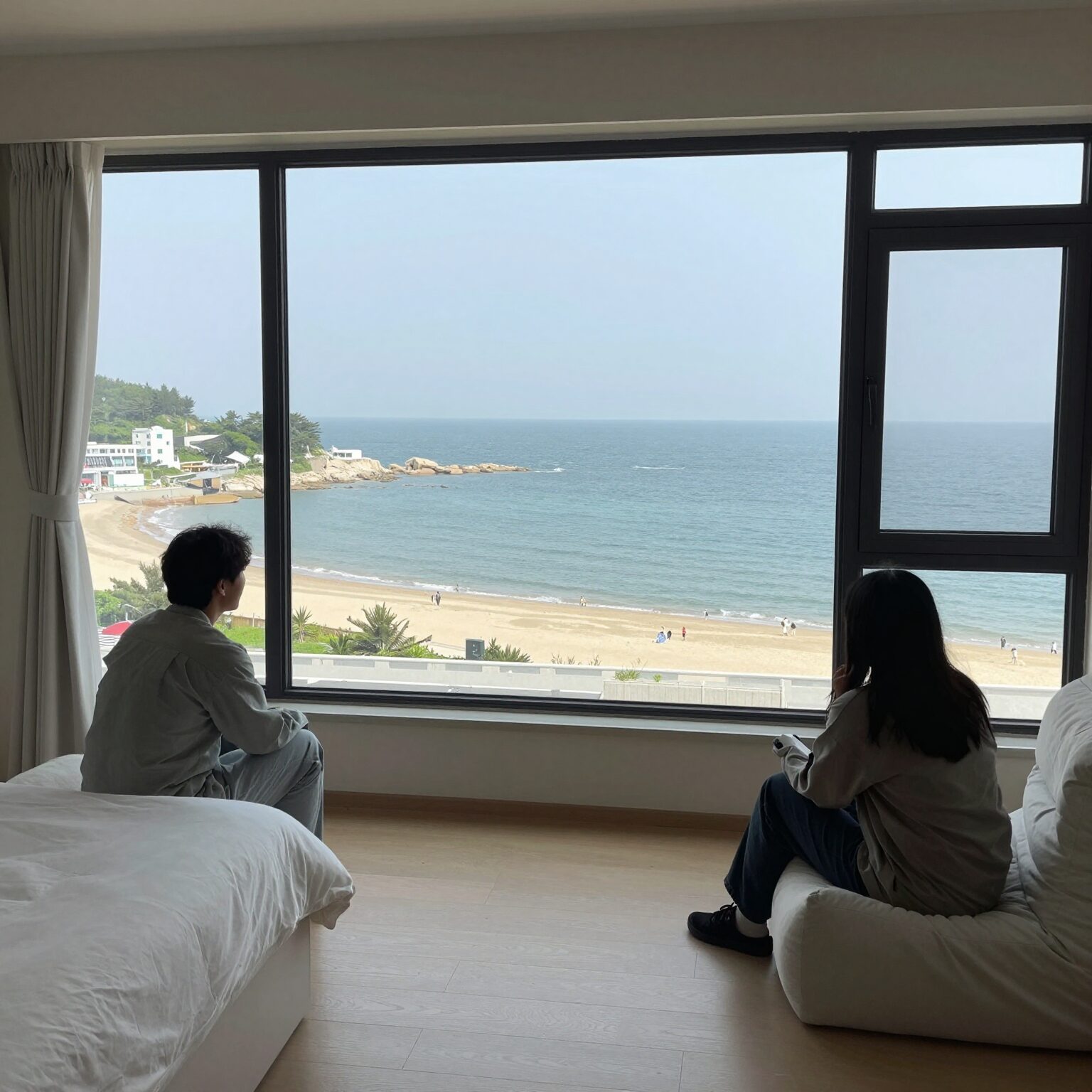 통영 배쟁이펜션 A303호 복층 거실에서 본 오션뷰 큰 창으로 바다가 펼쳐짐