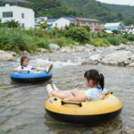 배내골펜션 앞 계곡에서 아이들이 튜브를 타고 물놀이하는 모습