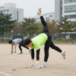 보지냐 골키퍼가 필라테스 자세를 취하며 유연성 훈련하는 모습