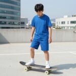 키 145cm 36kg 남아가 퀵실버 보드숏 14사이즈를 입은 모습. 무릎 위 기장으로 활동성이 좋고 블루 컬러가 깔끔하다.