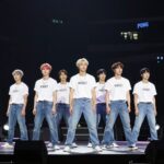 월드컵 하프타임쇼 시간 라인업 총정리 2026 월드컵 하프타임쇼에서 공연하는 BTS의 무대 모습, 화려한 조명과 함께 완전체 퍼포먼스
