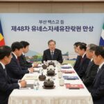 이 대통령 유네스코 만찬 부산 외교의 순간 부산 벡스코에서 열린 제48차 유네스코 세계유산위원회 만찬 장면, 대통령이 참석한 국빈 만찬 테이블 위에 한국 전통 식기와 K-팝 앨범이 놓여 있다