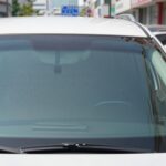 올여름 앞유리 햇빛가리개 추천과 사용 후기 차량 앞유리에 설치된 햇빛가리개 모습으로 블랙박스와 간섭 없이 밀착됨