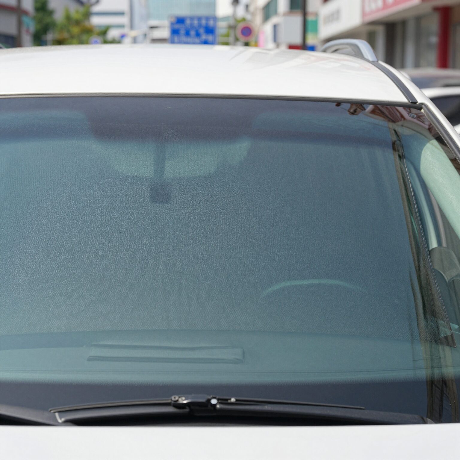 차량 앞유리에 설치된 햇빛가리개 모습으로 블랙박스와 간섭 없이 밀착됨
