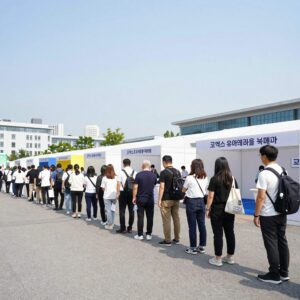 코엑스 유아교육전 북메카 부스 앞에 긴 줄이 늘어선 모습