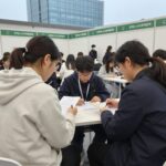 2027 코엑스 수시박람회 일정 준비 총정리 코엑스 수시박람회 부스에서 상담받는 수험생과 학부모 모습