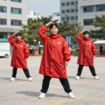 코르티스 성현 나이 본명 프로필 총정리 코르티스 성현이 레드레드 무대에서 아디다스 바람막이를 입고 퍼포먼스하는 모습