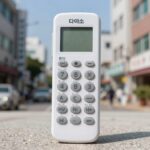다이소 에어컨 리모컨 제품 사진 온도 버튼이 개별로 나열되어 있고 모드 버튼이 상단에 배치된 모습