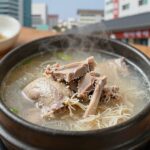 전기밥솥 누룽지 삼계탕 끓이는법 전기밥솥으로 만든 누룽지 삼계탕 완성 사진. 닭과 누룽지가 함께 담겨 고소한 비주얼을 자랑한다.