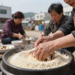 전기밥솥 삼계탕 만들기 누룽지까지 전기밥솥에 찹쌀과 닭, 마늘을 넣고 누룽지 삼계탕을 만드는 과정 사진