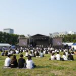 2026 강남 피크닉 콘서트 현장의 넓은 피크닉 존과 무대 전경