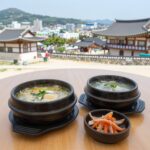 강릉 삼계탕 맛집 세 곳 현지인 추천 강릉 초당다나정원에서 맛본 들깨삼계탕과 맑은삼계탕이 나란히 놓인 테이블 사진