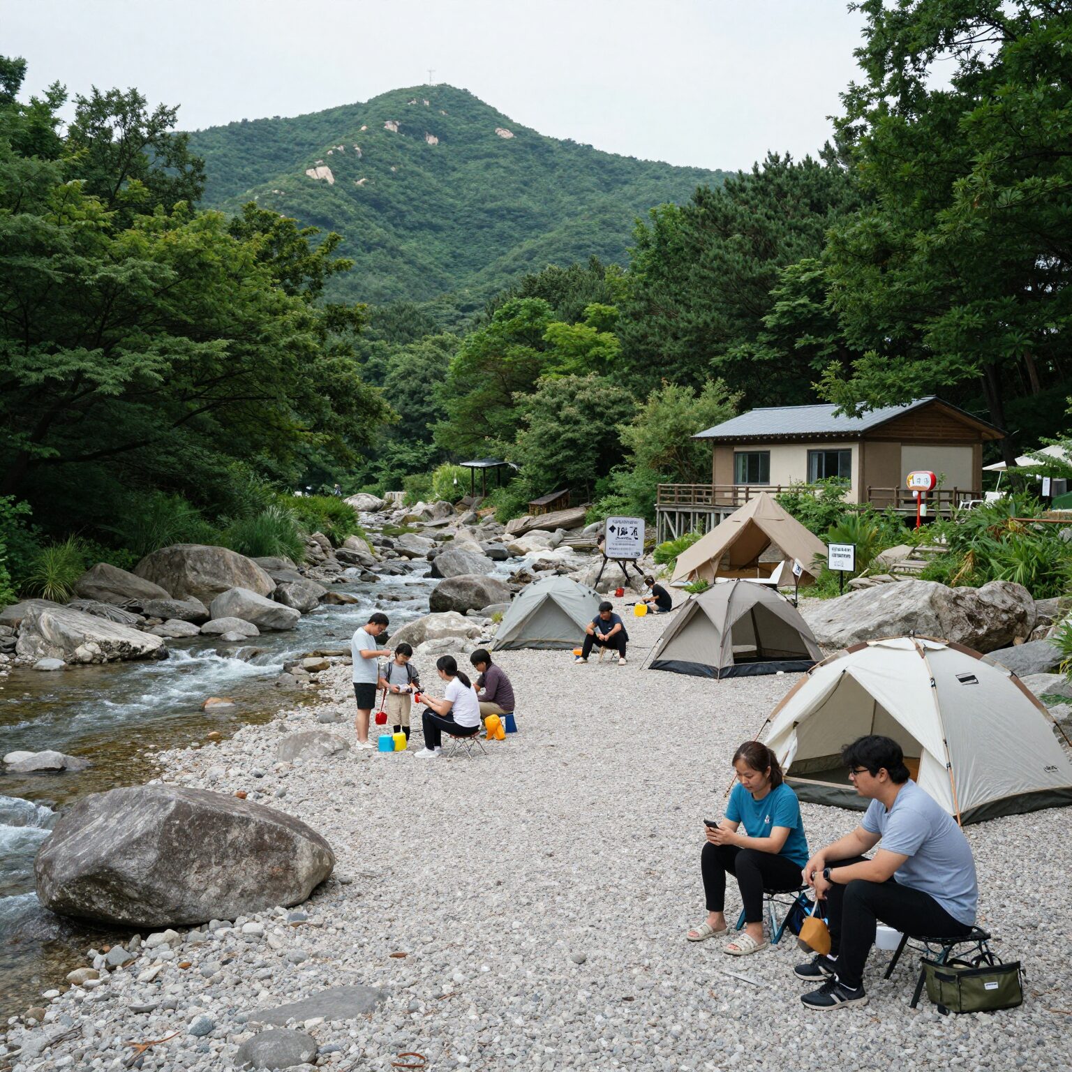 가리왕산 자연휴양림 1야영장 데크와 계곡 풍경