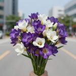 8월 탄생화 종류와 꽃말 총정리 8월 탄생화 글라디올러스 꽃다발 사진. 보라색과 흰색 글라디올러스가 함께 꽂혀 있다.