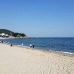 공현진 해수욕장 여름휴가 추천 공현진 해수욕장의 넓은 백사장과 푸른 바다가 펼쳐진 여름 풍경