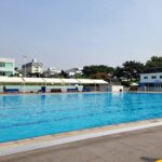 여름철 가족 야외 수영장 추천 베스트 군산 소룡동 야외수영장 전경, 넓은 풀장과 그늘막이 보임