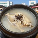 군산 삼계탕 맛집 베스트 4 군산 삼계탕 맛집 유씨네 본가 누룽지 삼계탕의 누룽지 삼계탕 뚝배기 사진. 누룽지가 닭을 감싸고 있고 녹두가 올려져 있다.