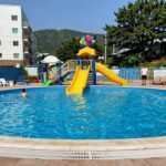 양산 배내골 해피밸리펜션 야외 수영장과 풍선 미끄럼틀이 보이는 전경