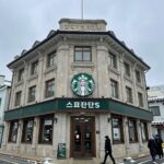 역대 8사단장과 히로사키 스타벅스 이야기 히로사키 스타벅스 매장 외관. 구 제8사단장 관사를 개조한 다이쇼 로망 양식 건물. 눈 내리는 겨울 풍경이 아름답다.