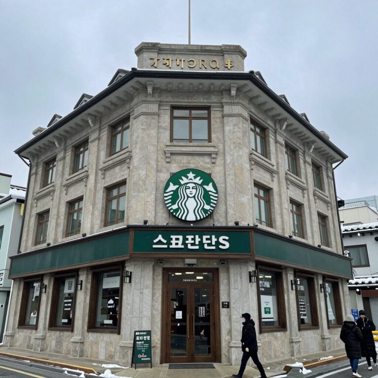 히로사키 스타벅스 매장 외관. 구 제8사단장 관사를 개조한 다이쇼 로망 양식 건물. 눈 내리는 겨울 풍경이 아름답다.