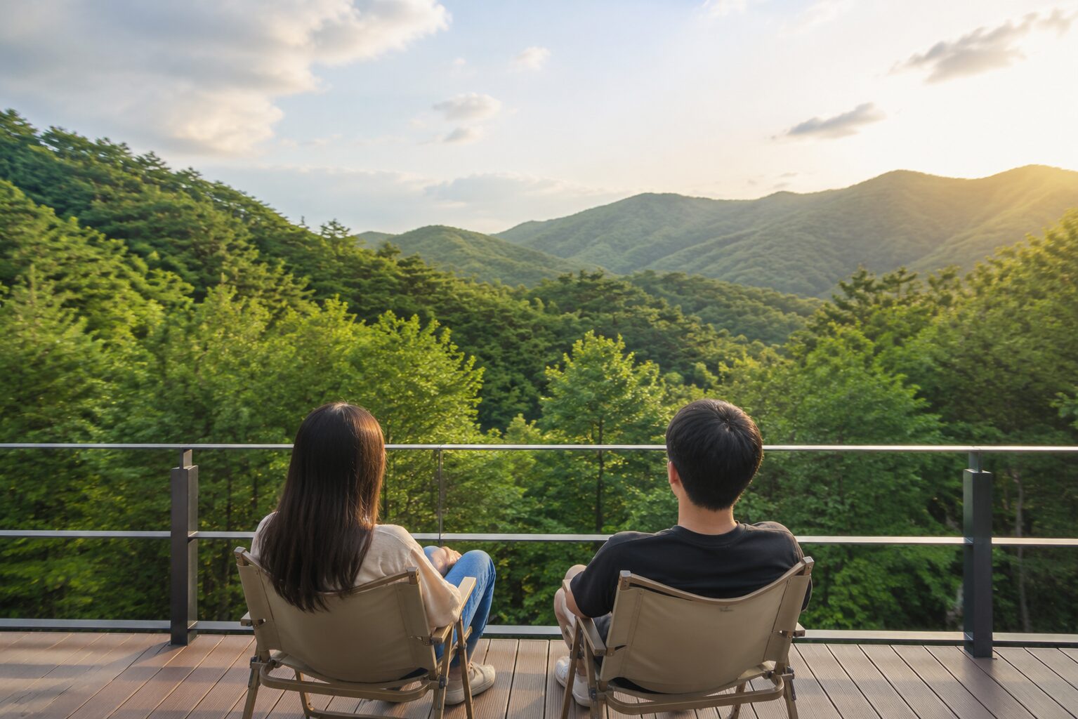 강원도 홍천 펜션에서 바라본 푸른 산과 숲의 전경