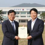 정명근 시장 서울경마공원 유치 본격 시동 정명근 화성시장과 송옥주 의원이 한국마사회에 서울경마공원 화성 이전 제안서를 전달하는 모습