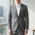 인견 블라우스 시원한 여름 필수템 회색 정장 안에 입은 흰색 인견 블라우스, 시원한 여름 사무실 룩