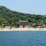 정약용 다산초당 강진 여행 코스 전경 강진만 바다와 초록 숲이 어우러진 풍경