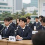 정점식 의원이 기자회견 중 발언하는 모습. 지역민 폄하 논란의 중심에 서 있다.