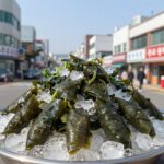 종로 물회 맛집에서 막 나온 신선한 물회 사진, 회와 야채가 얼음 위에 차려져 시원해 보인다
