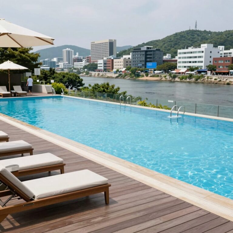 파주 수영장 펜션 중휴림의 야외 인피니티풀 전경, 발리 감성의 우드 데크와 선베드가 어우러진 모습