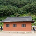 지리산 중산리 계곡 앞에 위치한 금화원펜션 황토방 별채 외관과 계곡 풍경