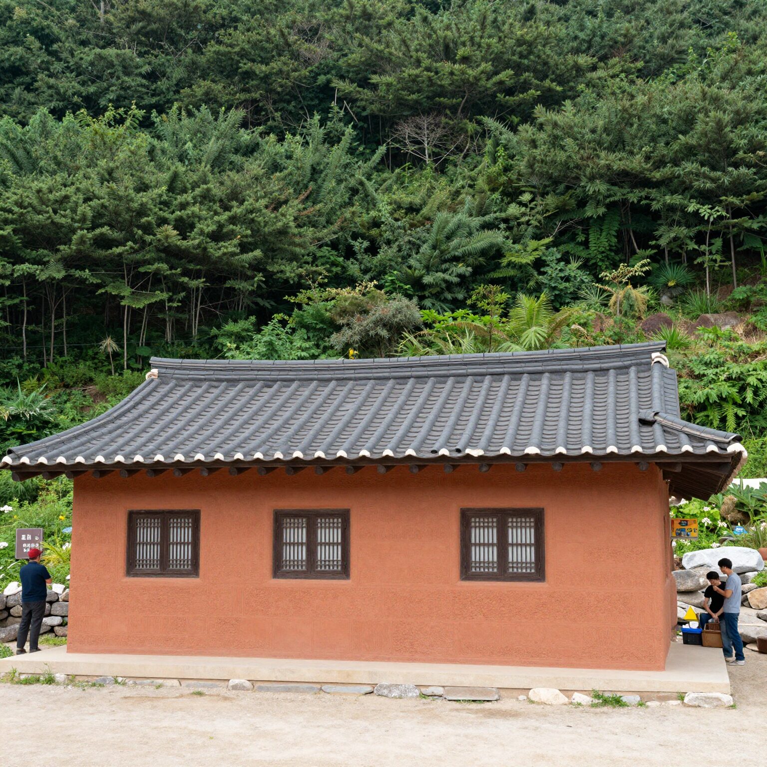 지리산 중산리 계곡 앞에 위치한 금화원펜션 황토방 별채 외관과 계곡 풍경
