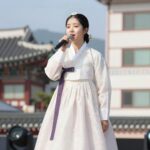 가수 김소유 나이 36세 국악 트로트 실력 가수 김소유가 전통의상과 마이크를 들고 무대 위에서 노래하는 모습