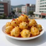 참외장아찌 담그는 법과 무침 만들기 참외장아찌 완성 접시 - 노란 참외 조각에 간장 국물이 배어들어 반짝이고, 고추와 마늘 양념이 더해진 모습