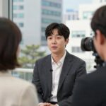 곽아람 기자가 인터뷰를 진행하는 모습