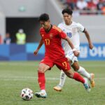 스페인 축구선수 야말 나이 19세 경기 중 드리블 모습