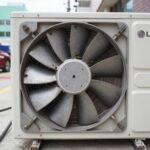 손연재 에어컨 완전분해 청소로 냄새 해결 LG 손연재 스탠드 에어컨 내부 송풍팬과 드레인 커버에 검은 곰팡이가 심하게 번식한 모습