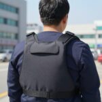 부력조끼 올바른 선택과 착용법 부력조끼를 올바르게 착용한 사람의 모습. 어깨와 허리끈이 적절히 조여져 있다.