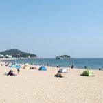 고성 마차진 해수욕장 해루질 후기 팁 고성 마차진 해수욕장 해변 전경, 파라솔과 텐트가 설치되어 있고 사람들이 해루질을 즐기는 모습