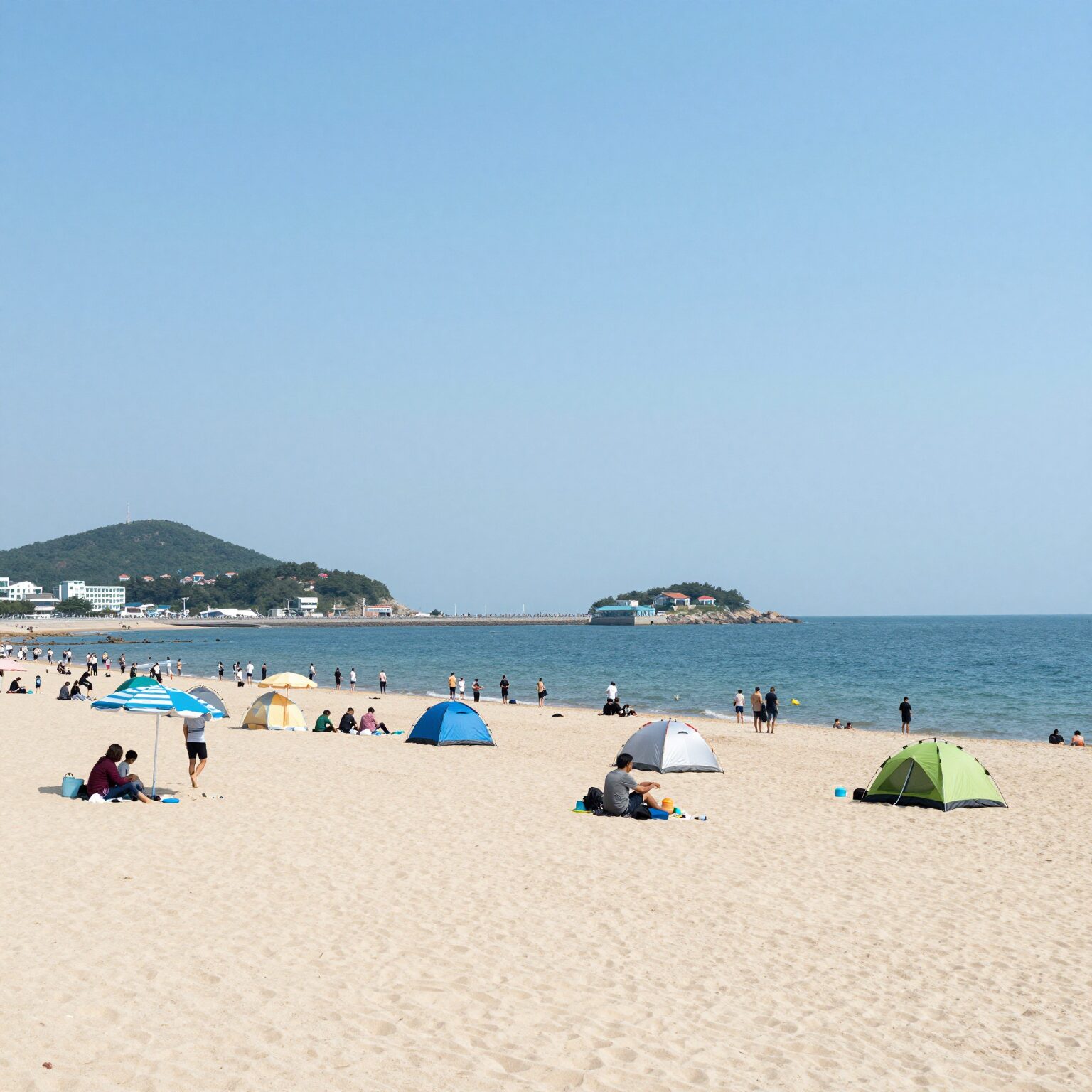 고성 마차진 해수욕장 해변 전경, 파라솔과 텐트가 설치되어 있고 사람들이 해루질을 즐기는 모습
