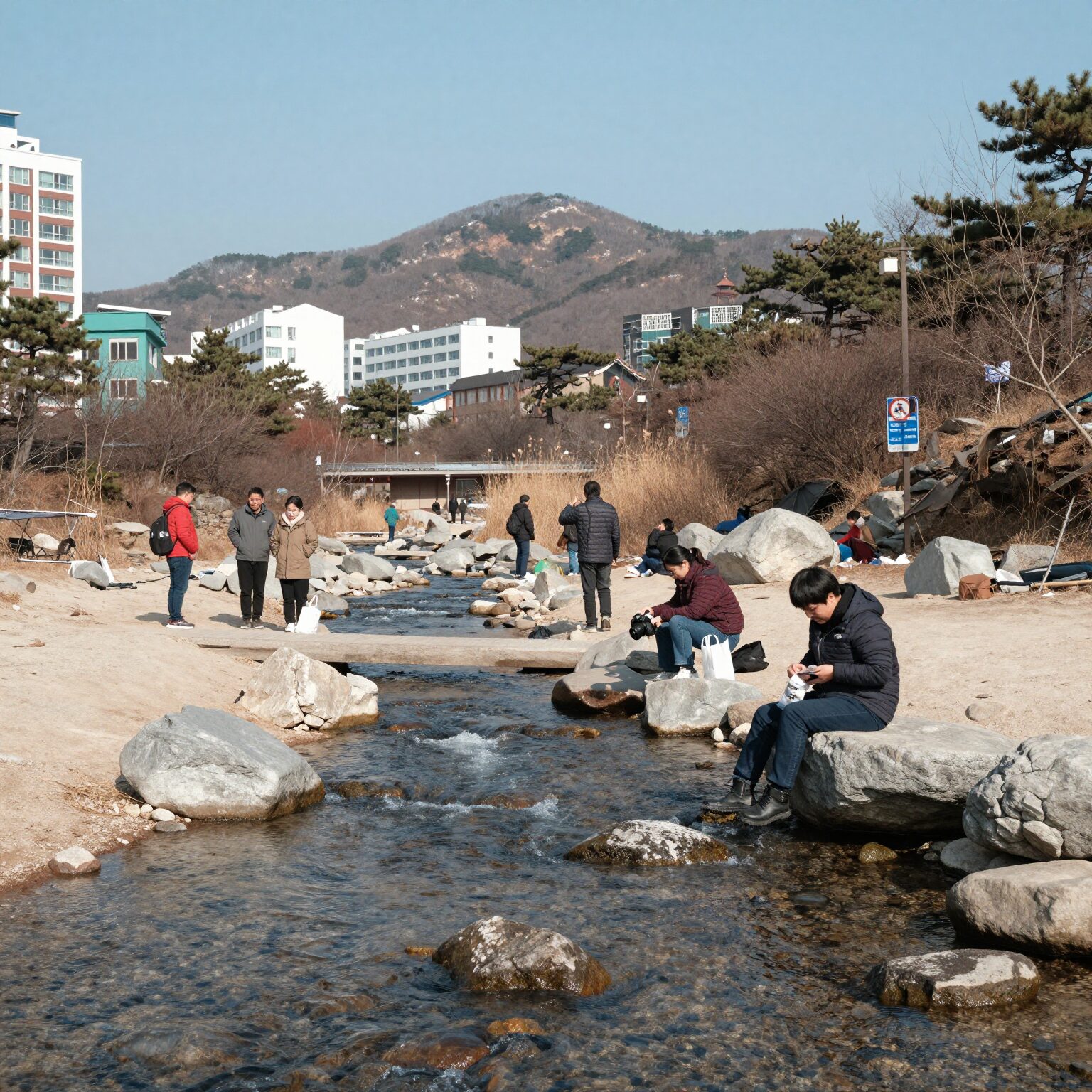 만산동계곡 맑은 물과 평상이 놓인 풍경