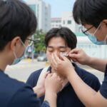 모기에 물려 부은 눈에 냉찜질을 하는 응급처치 모습