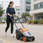 소형 잔디깍는기계 추천 나리온 42V 장점 여성 사용자가 나리온 42V 소형 잔디깍기를 가볍게 밀고 있는 모습. 소형 잔디깍기 추천 제품의 경량성 강조.