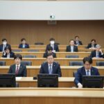 국힘 필리버스터가 바꾼 정치 지형 국회 본회의장에서 필리버스터 중인 국민의힘 의원들 모습