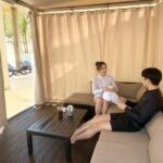 오션월드 카바나 내부 모습으로 편안한 소파와 테이블이 배치되어 있음