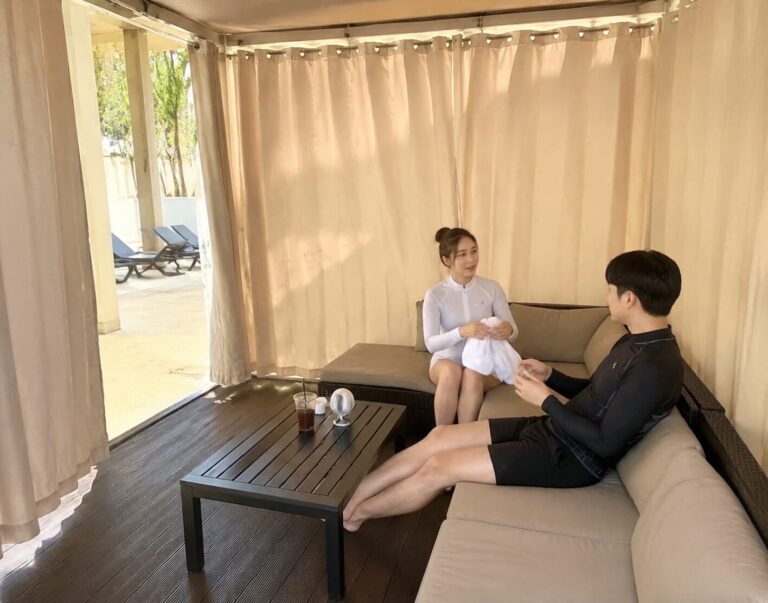 오션월드 카바나 내부 모습으로 편안한 소파와 테이블이 배치되어 있음