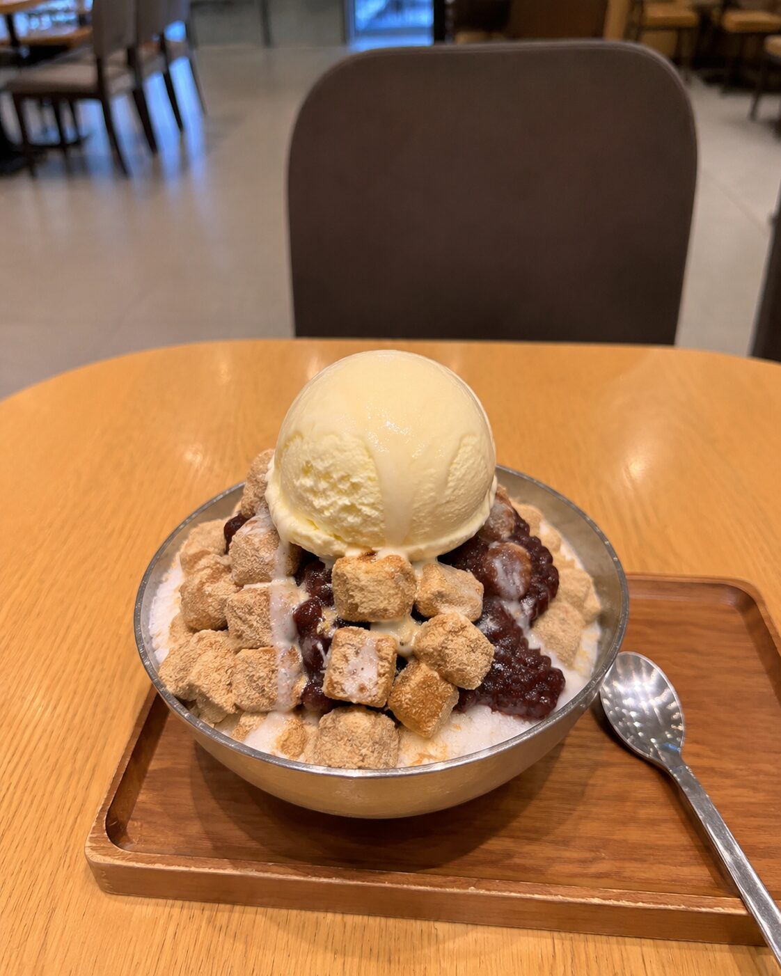 파스쿠찌 인절미팥빙수 전체 사진 우유얼음 팥 인절미 아이스크림 연유 구성