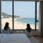 리조트 예약 실전 전략과 꿀팁 리조트 객실에서 바라본 해변 전경