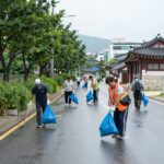 도로의 날 행사 준비와 현장 경험담 용대연합대원들이 비를 맞으며 백담사 도로를 청소하는 모습